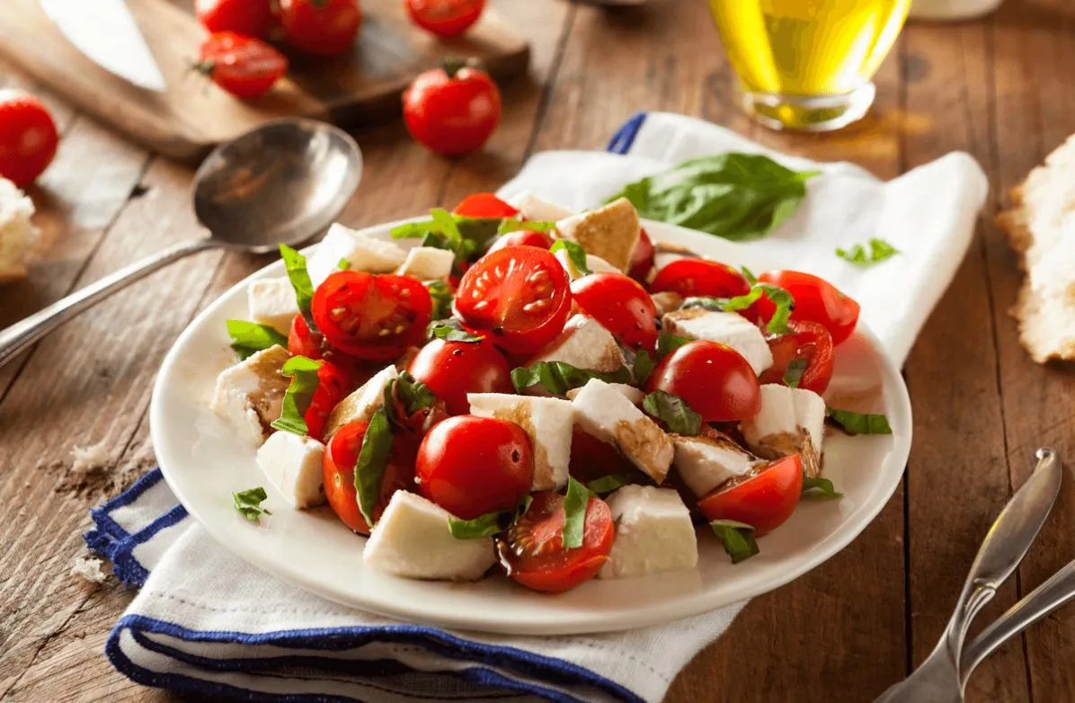 Caprese-Salat mit Traubentomaten, Mozzarella & Basilikum