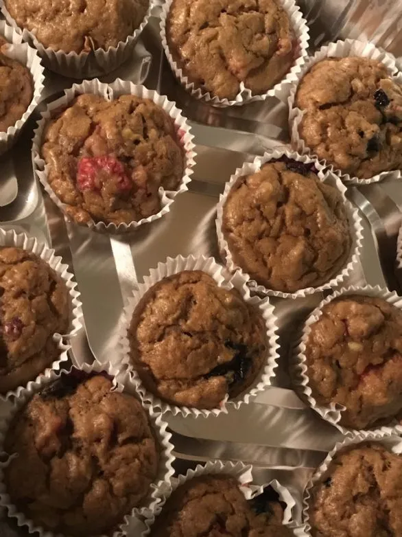 Muffins mit gemischten Beeren und Bananenbrot