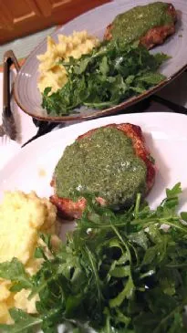 Schweinefleisch mit Salsa Verde und Salat
