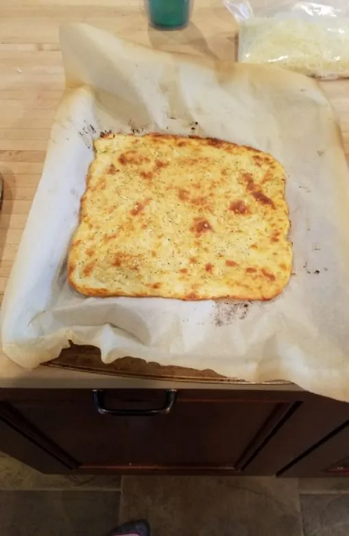 Fathead Pizza - Artischocken, grüne Oliven, Champignons - 2 Kohlenhydrate pro Stück