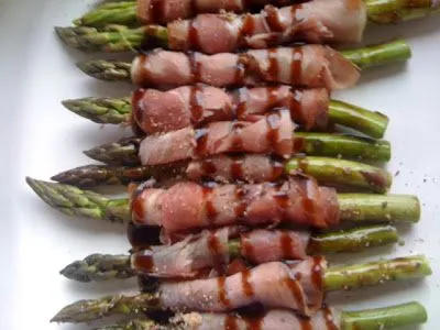Spargel im Prosciutto mit Balsamico-Glasur