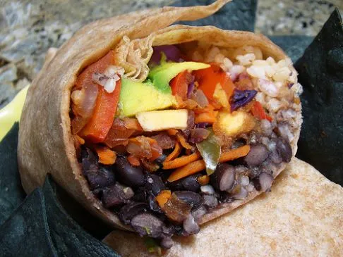 Burrito-Füllung mit schwarzen Bohnen, Linsen und braunem Reis