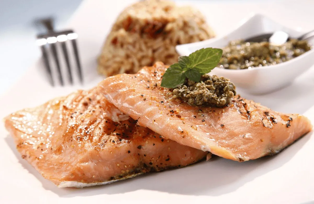 Gerösteter Lachs mit Apfel-Almond-Pesto