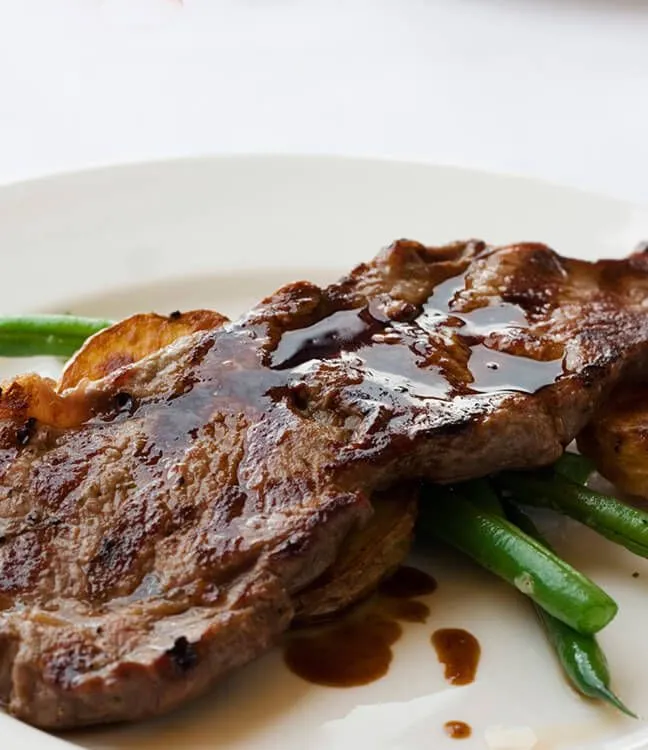 Leichte Rezeptideen: In der Pfanne gebratenes Rindfleisch mit warmer Vinaigrette