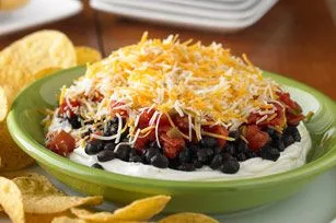 Schicht-Dip mit schwarzen Bohnen