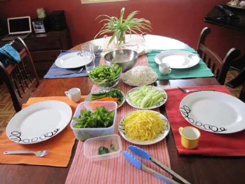 Vegetarische Frühlingsrollen mit Ingwer-Erdnuss-Sauce