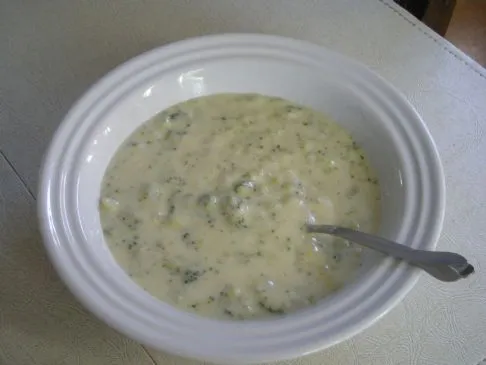 Cremige Brokkoli-Käse-Suppe