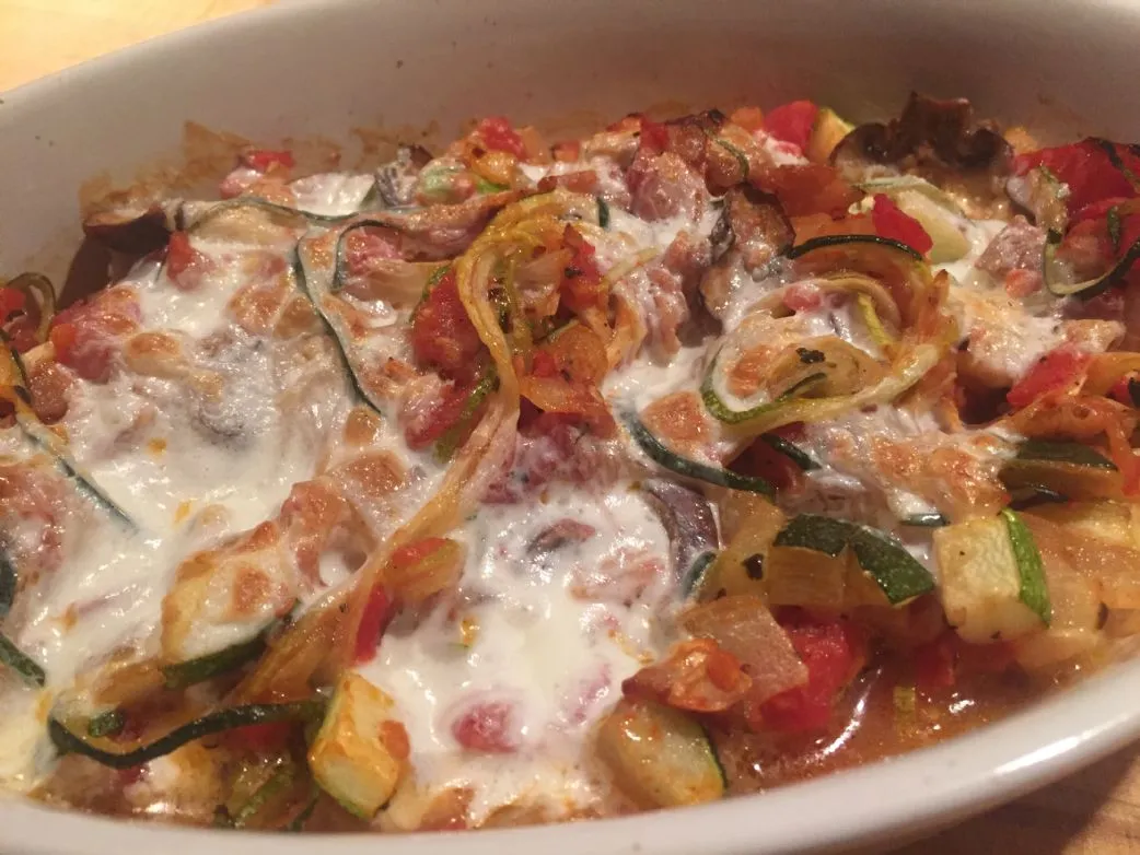 Zucchini- und Tomatenauflauf mit Garnelen
