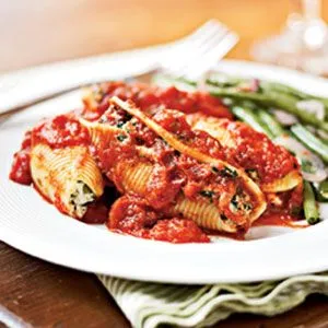 Mit Spinat und Käse gefüllte Pastaschalen