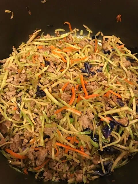 Schweine-Eggroll-Bowl