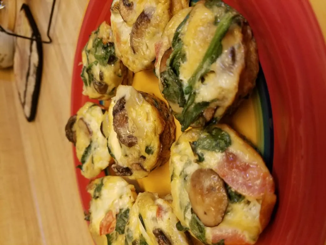 Mini-Quiche mit Spinat und Champignons