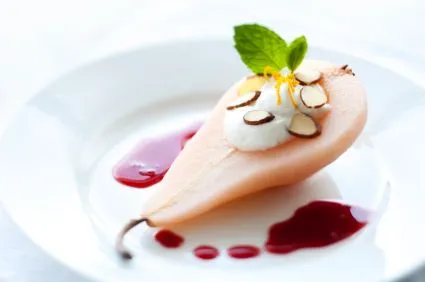 Karamellisierte Birnen mit gerösteten Mandeln und Joghurt