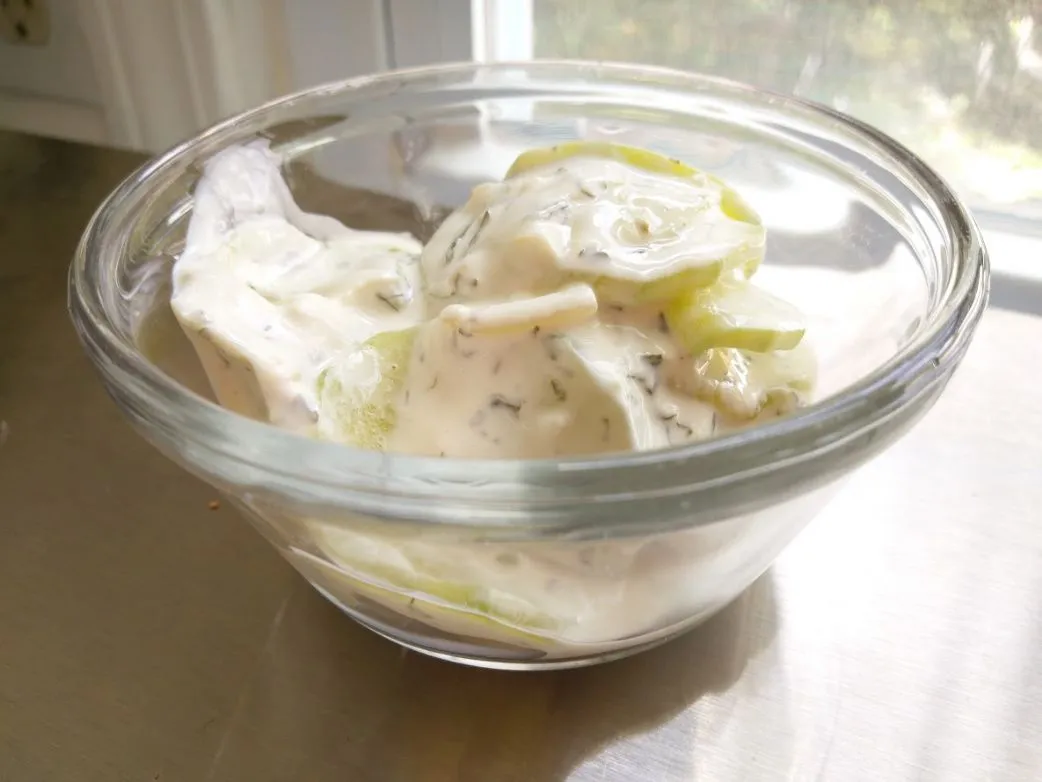 Salat: Cremiger Gurkensalat mit Dill