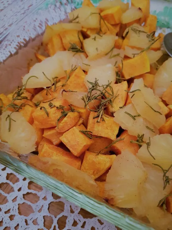 Geröstete Süßkartoffeln mit Ananas und Rosmarin