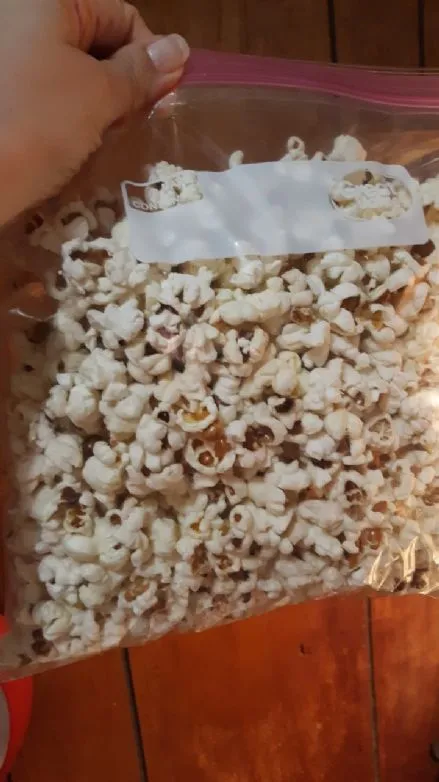Selbstgemachtes Popcorn in Öl mit 5 Esslöffeln Butter