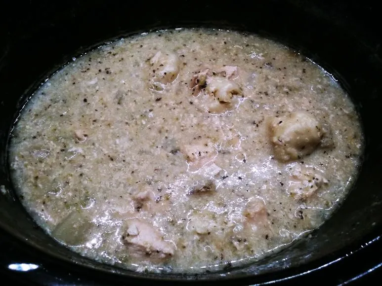 Hühnchen mit klebrigen Knödeln in Suppe