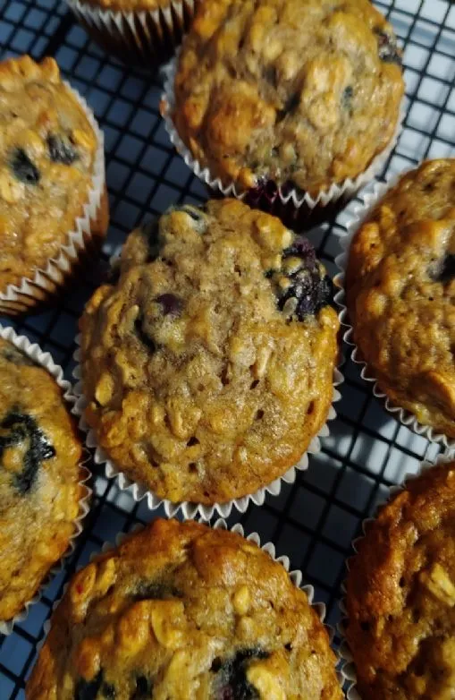 Bananen-Blaubeer-Walnuss-Haferflocken-Muffins