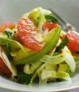 Salat mit rosa Grapefruit, Avocado und Fenchel