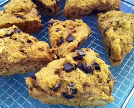 Kürbis-Karob (oder Schokoladen) Scones – vegan und ohne Schuldgefühle
