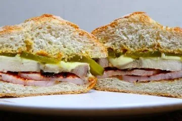 Sandwich mit Putenham und verarbeitetem amerikanischen Käse