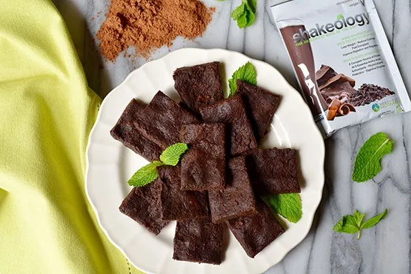 Shakeology Double Chocolate No-Bake Vegane Brownie-Bällchen