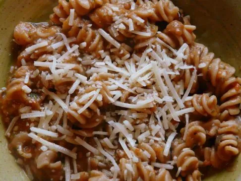 Cremiger gebackener Rotini