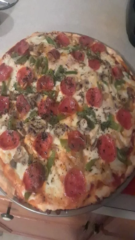 Hausgemachte Pizza mit Paprika, Zwiebeln und Pilzen