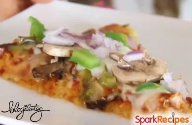 Gesunde Gemüse-Pizza auf blütenfreier Blumenkohlkruste