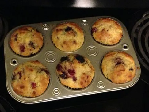 Muffins mit gemischten Beeren und Mais