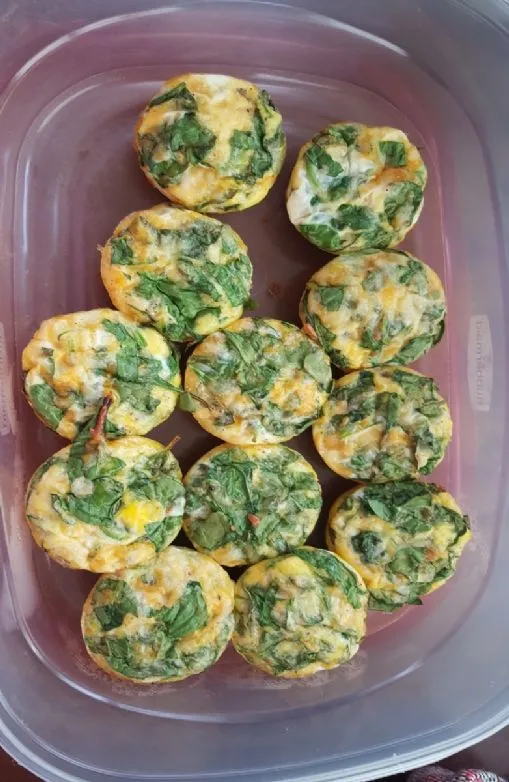 Frühstücksmuffin mit Wurst, Ei und Schinken