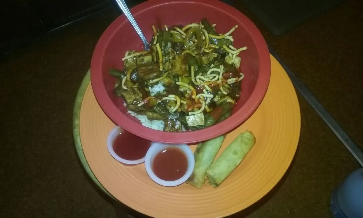 Gemischtes Gemüse und Tofu in Knoblauchsauce