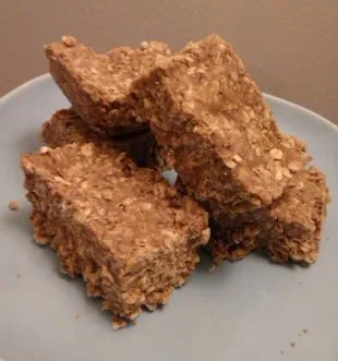 No-Bake Hochfaser-Proteinriegel (mit Leinsamenmehl)