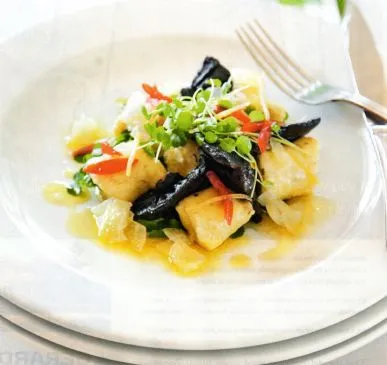 Gegrillte Champignons mit Gnocchi und Tomatensalsa