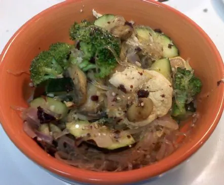 Hühnchen-Pfanne mit Gemüse und Algen-Nudeln