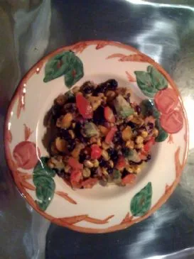 Schwarze Bohnen, gerösteter Mais, Tomaten-Avocado-Salat