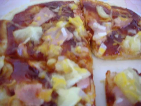 Pizza mit BBQ, Ananas und kanadischem Speck