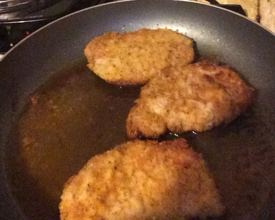 Zarte, knusprig gebratene Schweinekoteletts