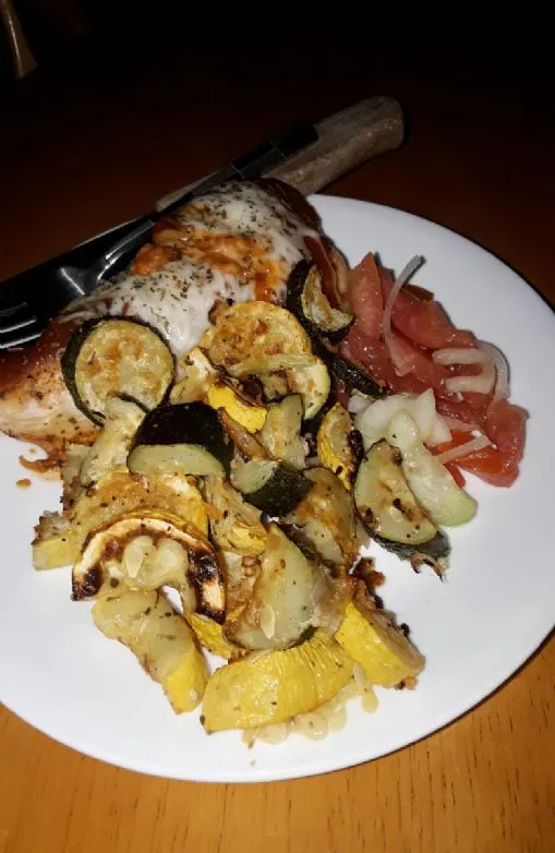 Parmesan-gerösteter Zucchini und Kürbis