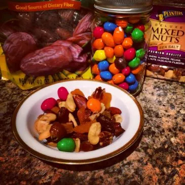 TRADER CORNIE'S TRACK TRASH SNACK