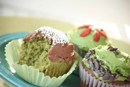 Vegane glutenfreie zuckerfreie Matcha-Grüntee-Cupcakes