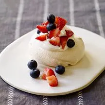 Mini Pavlovas mit Schlagsahne und Beeren