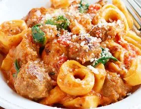 Tortellini und italienische Wurst