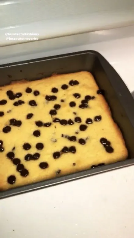 Keto Schokoladenstückchen Blondies