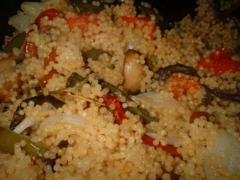 Veganer Couscous mit geröstetem Gemüse und Hummus