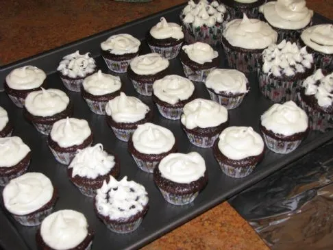 Saftige Schokoladen-Cupcakes mit Vanille-Frosting