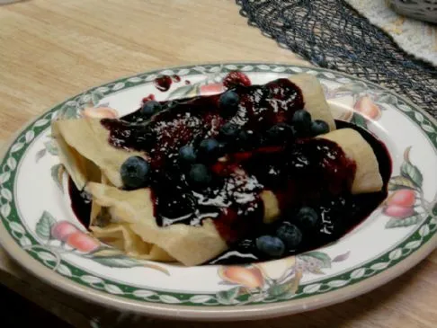 Crêpes mit Hüttenkäse-Blaubeer-Vanille-Füllung und Blaubeersauce