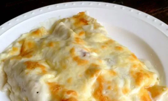 Hähnchen Enchiladas mit Sauerrahm-weißer Sauce