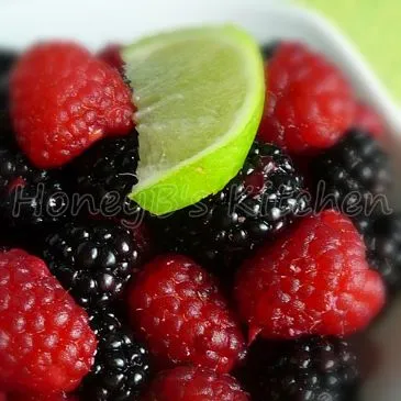 Frische Himbeeren und Brombeeren in Limetten-Ingwer-Dressing