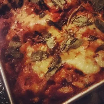 Gemüse-Lasagne mit Aubergine, Paprika und Pinienkernen