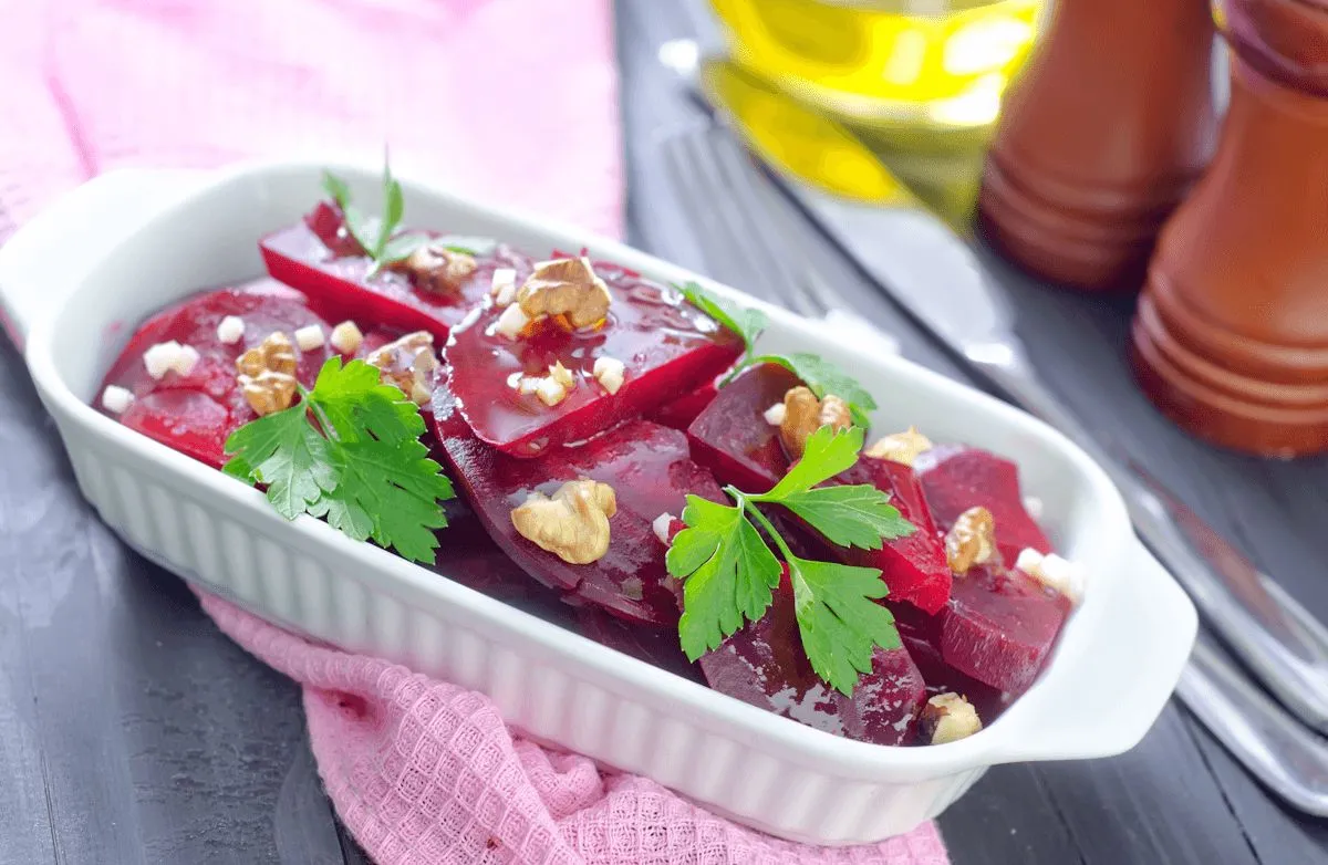 Rote-Bete-Salat mit Ziegenkäse und Walnüssen